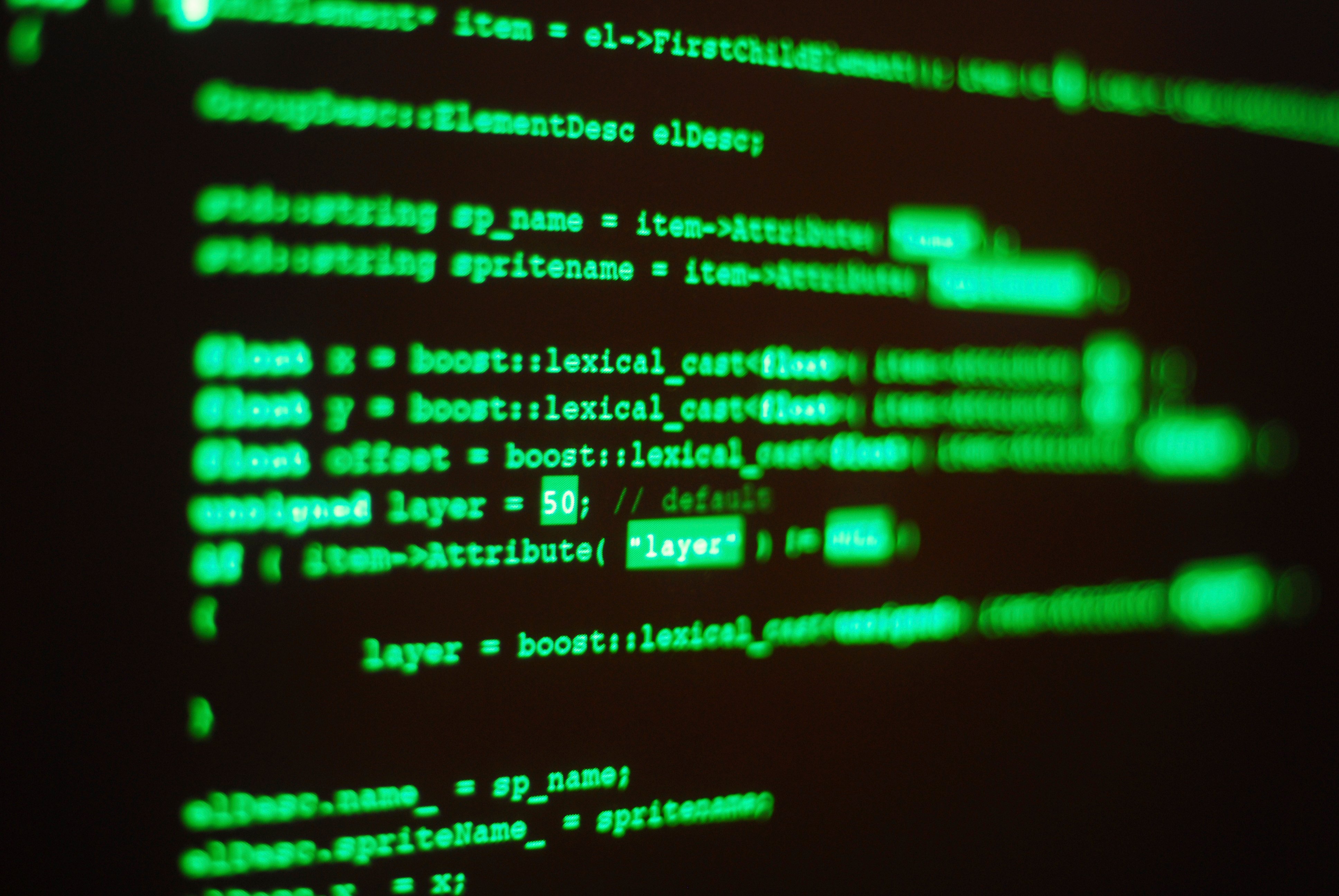 Como-aprender-a-programar-Imagem mostra tela de computador com um código fonte em cor verde.