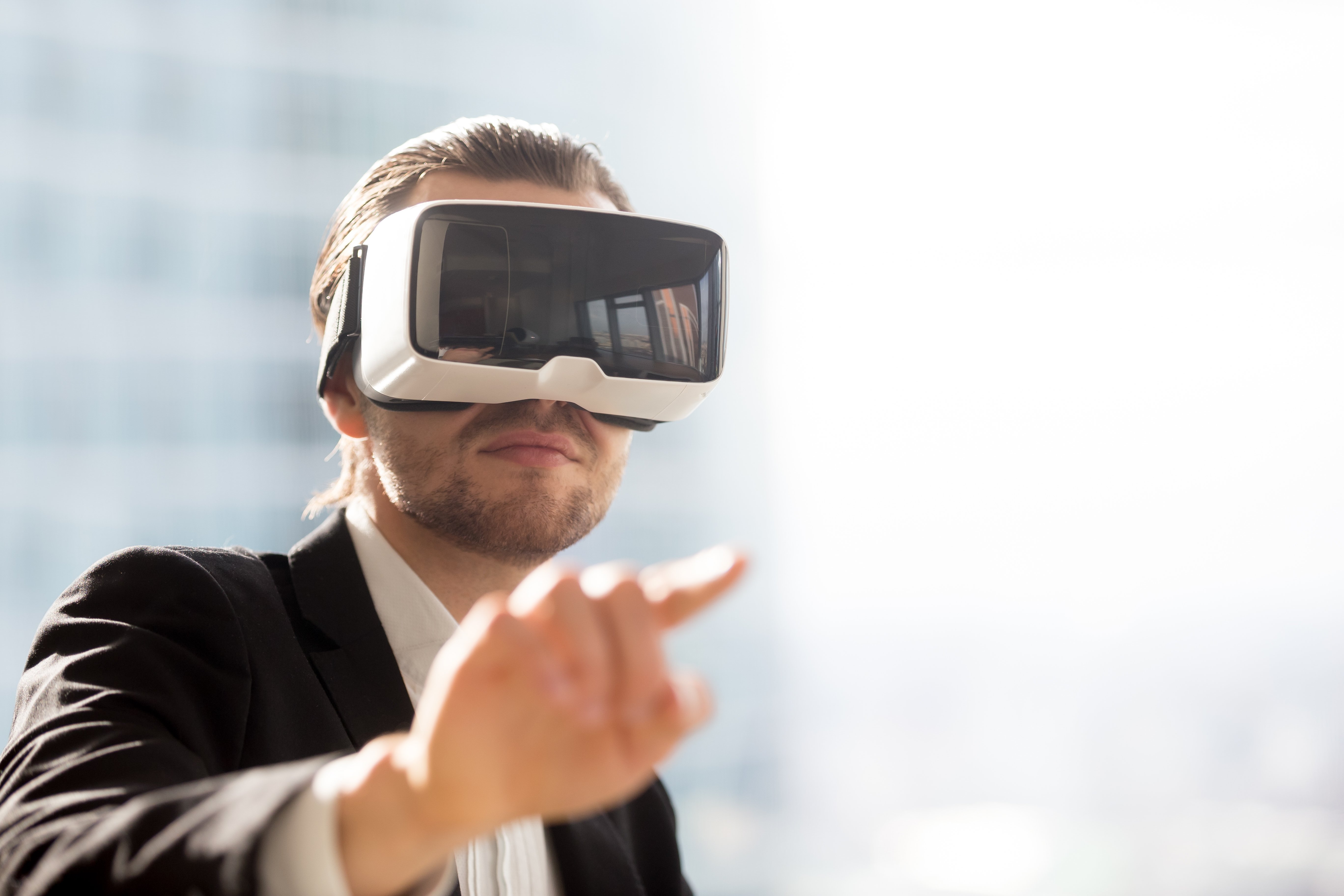 futuro do trabalho - homem usando óculos de realidade virtual
