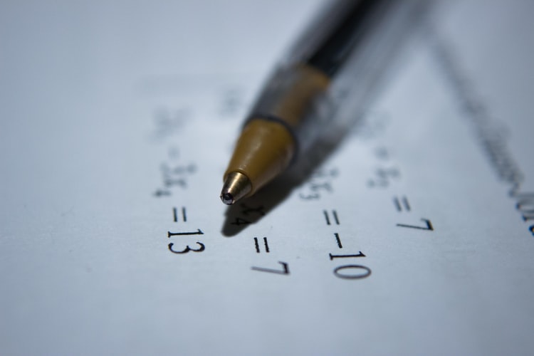 curso de matemática EAD - caneta sob papel com números