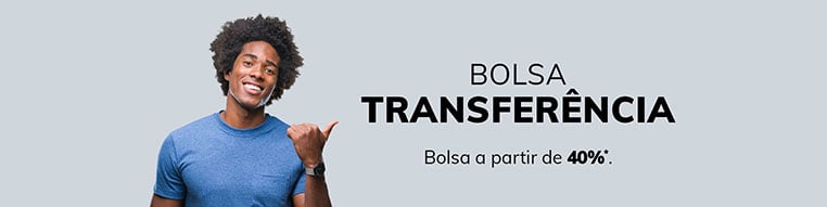 Homem sorrindo e apontando para o texto que diz 'Bolsa Transferência, bolsa a partir de 40%'.
