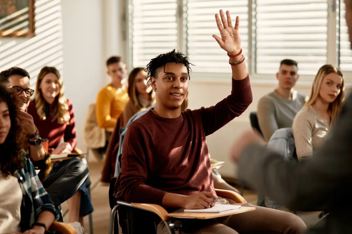 falsos sinônimos - estudante levantando a mão em sala de aula 